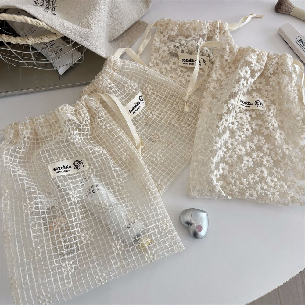 Lace Embroidered Daisy Mesh Dr - Cosmetic Bags recension och pris